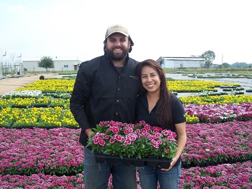 Chris et Rocio Hoskins de Plant Pro Inc. au Texas avec une culture de dianthus.