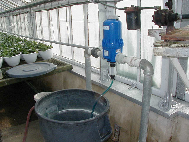 Típico inyector de fertilizante para invernadero.