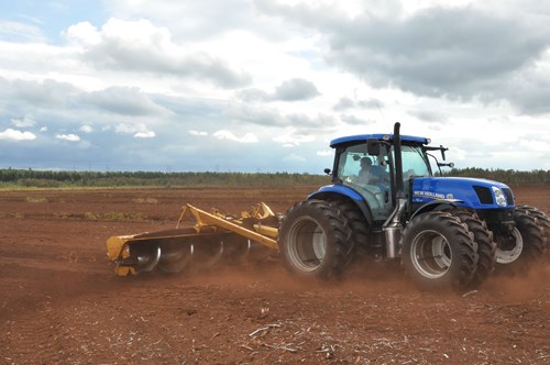 Tractor that levels the ground to host new plants