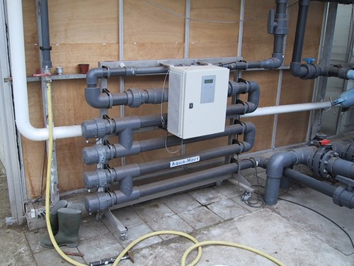 Sistema de ionización de cobre para saneamiento de agua en invernadero.