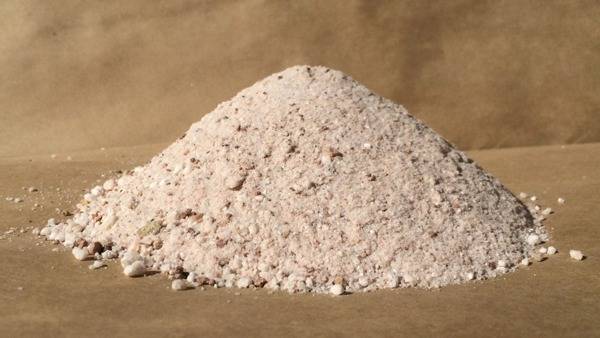 Yeso, que se extrae de la roca, se utiliza como fuente de calcio y sulfato en algunos sustratos